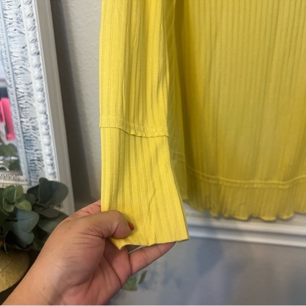 MEDIUM LANE+DELANCEY Jane and Delancey
NWT Yellow V-neck Long Sleeves - Picture 9 of 10